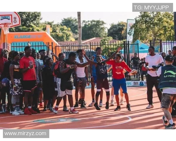 从街头到绿茵场草根足球明星的奋斗与荣耀之路