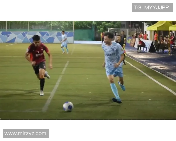 爆炸头足球明星的独特魅力与风采展现，回顾经典瞬间与精彩瞬间